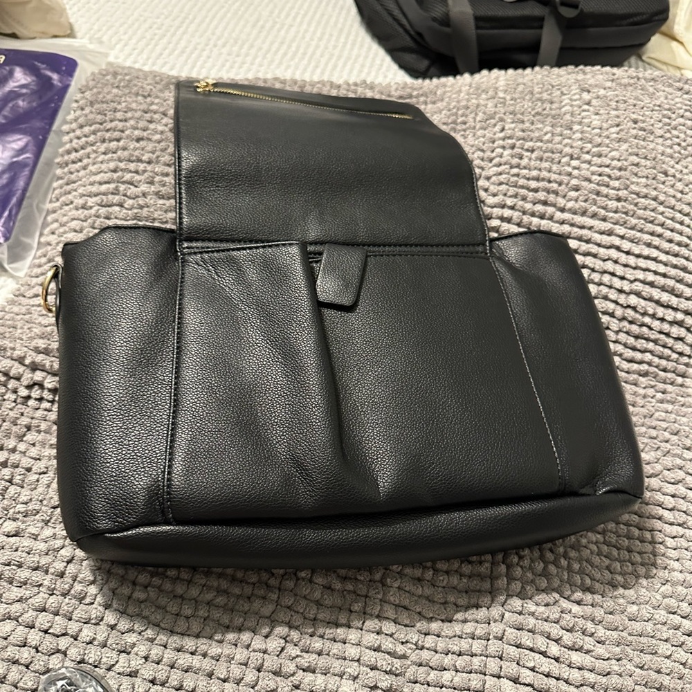 Black and Gold Baby Bag with Sleek Design - Picture 2 of 4